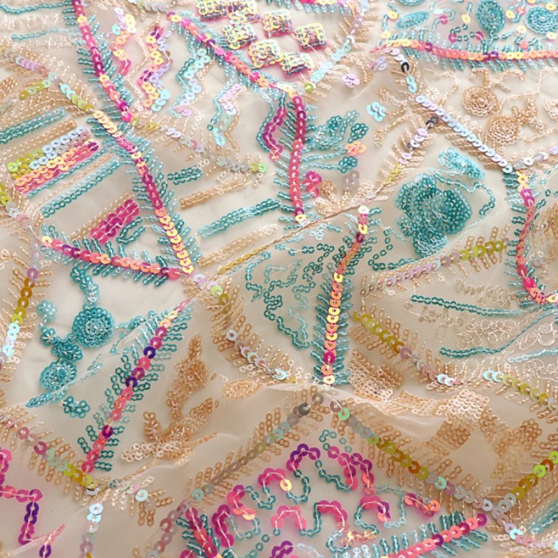 Embroidery Web - Weiches Garn, bunte Pailletten, geometrische Stickerei,