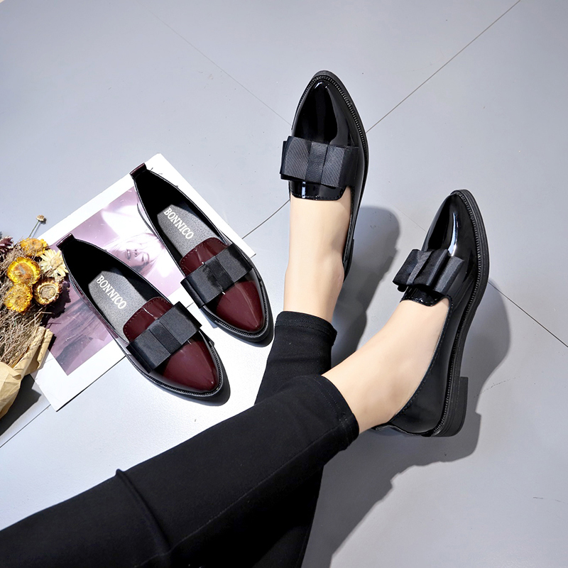 Schwarze/Weinrote Lackleder-Sp – Embroidery Flat Shoes Bewertung und Preis