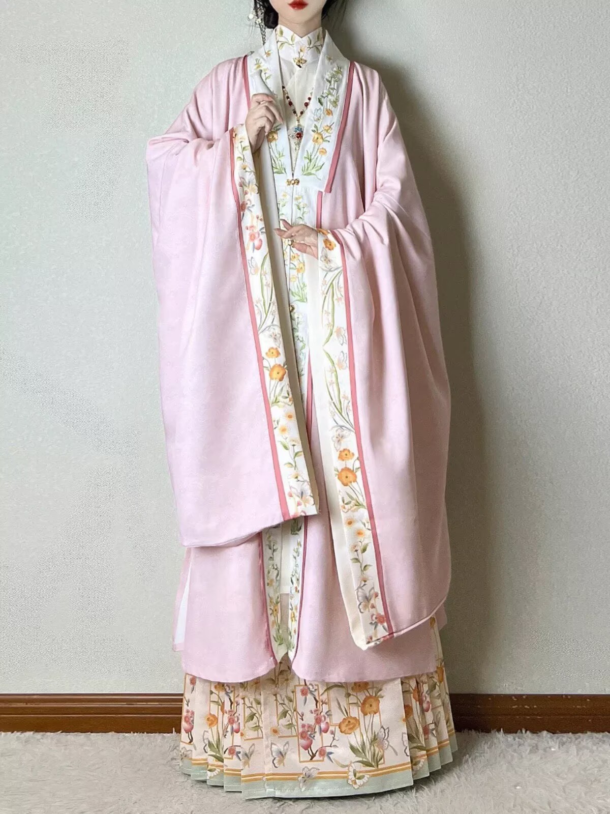 Hanfu-Anzüge aus der Ming-Dyna – Embroidery Horse Bewertung und Preis